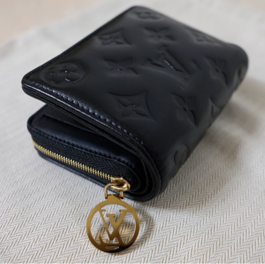 LV Lou小羊皮短夾-7