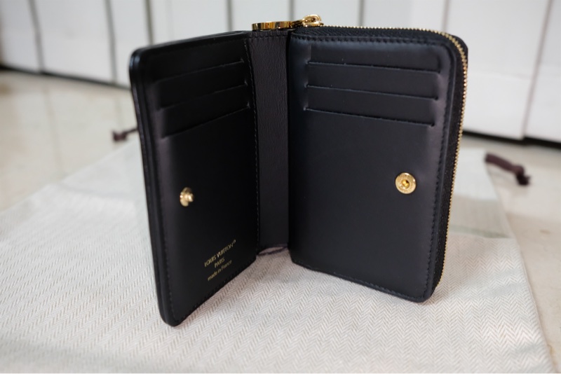 LV Lou小羊皮短夾-10