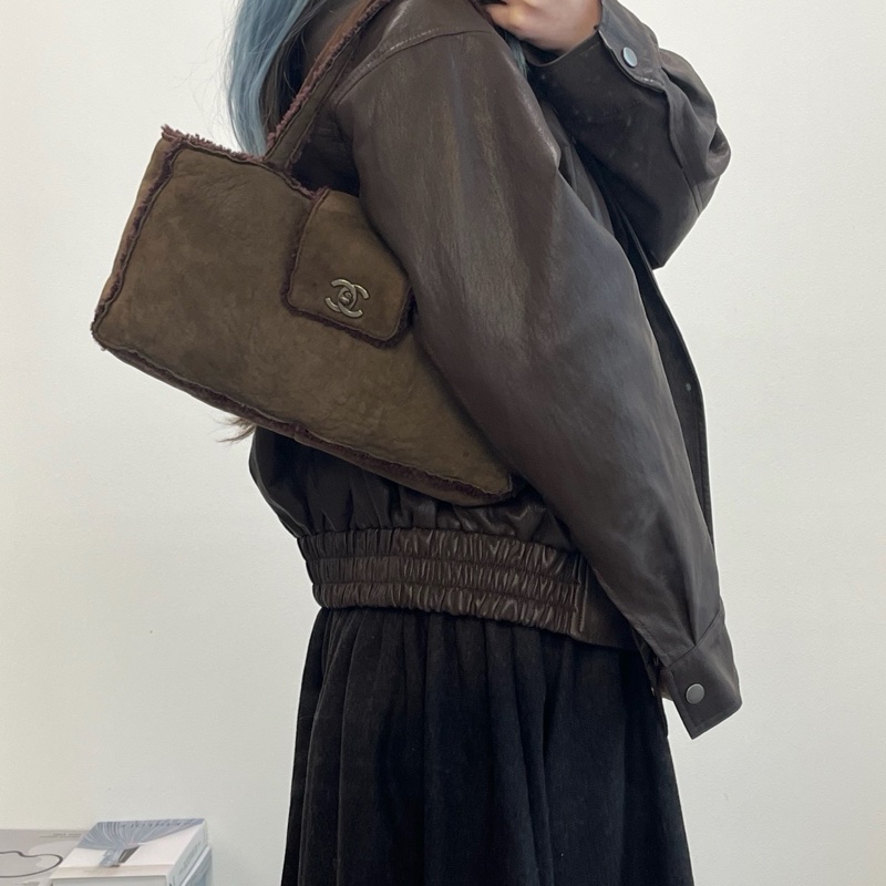 「JL精品代購」9新 香奈兒咖啡麂皮拼紫紅羊羔毛手提腋下小托特包-1