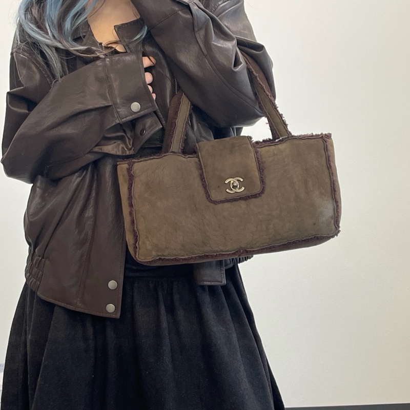 「JL精品代購」9新 香奈兒咖啡麂皮拼紫紅羊羔毛手提腋下小托特包-2