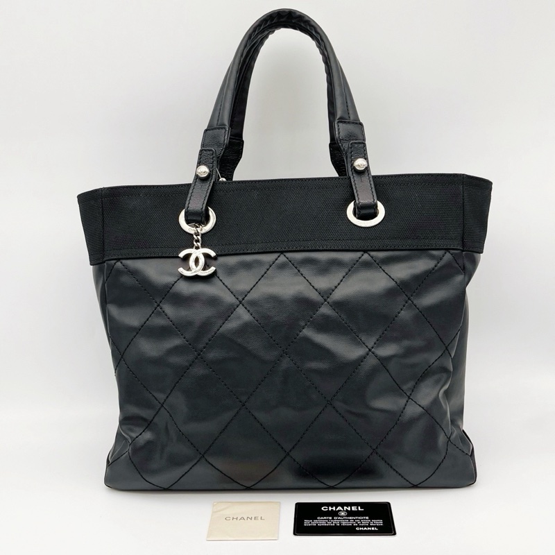 「JL精品代購」香奈兒黑銀菱格塗層牛皮拼帆布雙c吊墜托特包中號-0