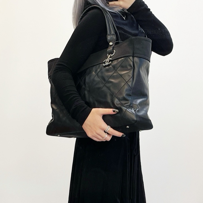 「JL精品代購」香奈兒黑銀菱格塗層牛皮拼帆布雙c吊墜托特包中號-1