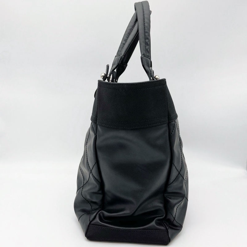 「JL精品代購」香奈兒黑銀菱格塗層牛皮拼帆布雙c吊墜托特包中號-5