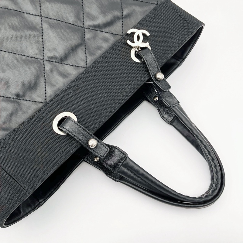 「JL精品代購」香奈兒黑銀菱格塗層牛皮拼帆布雙c吊墜托特包中號-6