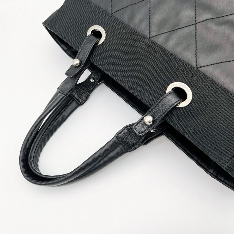 「JL精品代購」香奈兒黑銀菱格塗層牛皮拼帆布雙c吊墜托特包中號-7