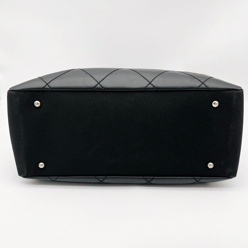 「JL精品代購」香奈兒黑銀菱格塗層牛皮拼帆布雙c吊墜托特包中號-8