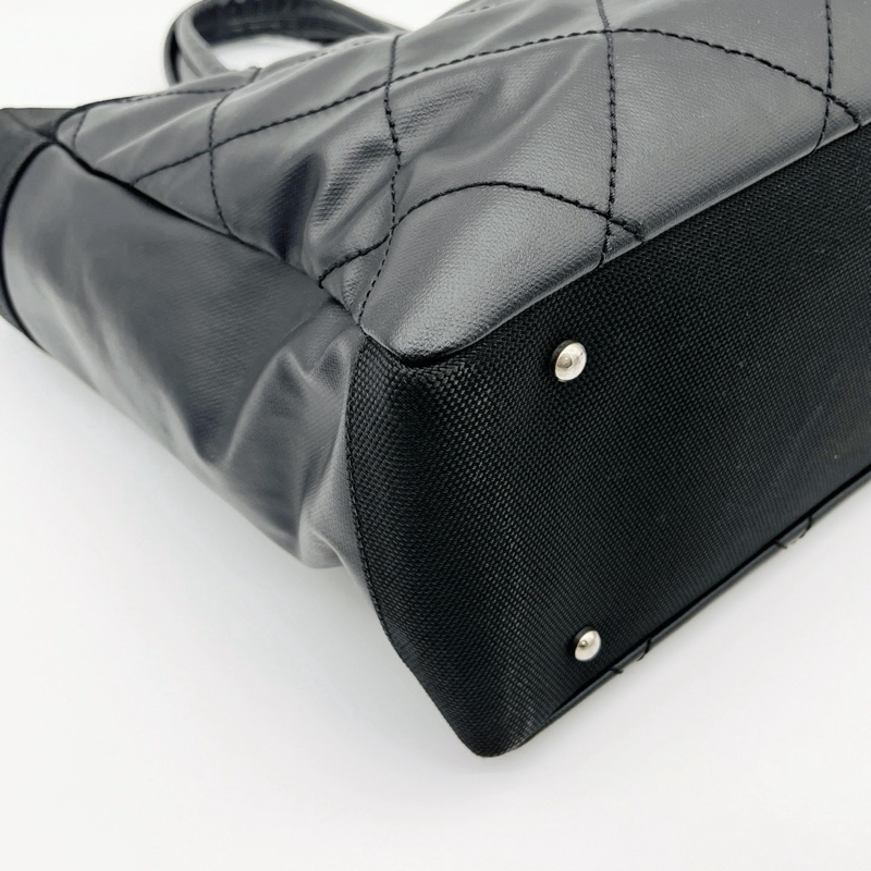 「JL精品代購」香奈兒黑銀菱格塗層牛皮拼帆布雙c吊墜托特包中號-9