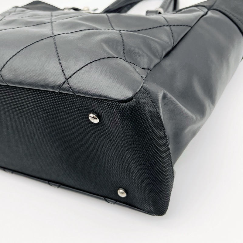 「JL精品代購」香奈兒黑銀菱格塗層牛皮拼帆布雙c吊墜托特包中號-10