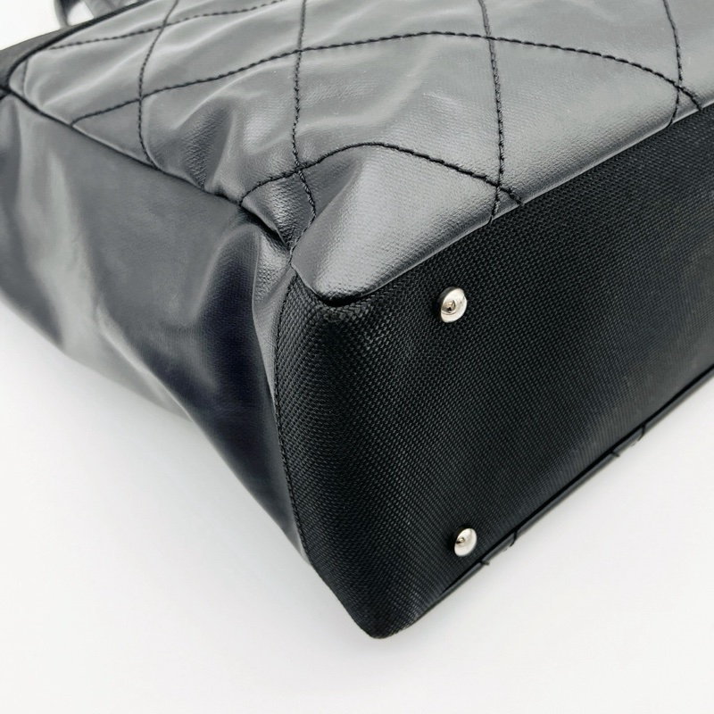 「JL精品代購」香奈兒黑銀菱格塗層牛皮拼帆布雙c吊墜托特包中號-11