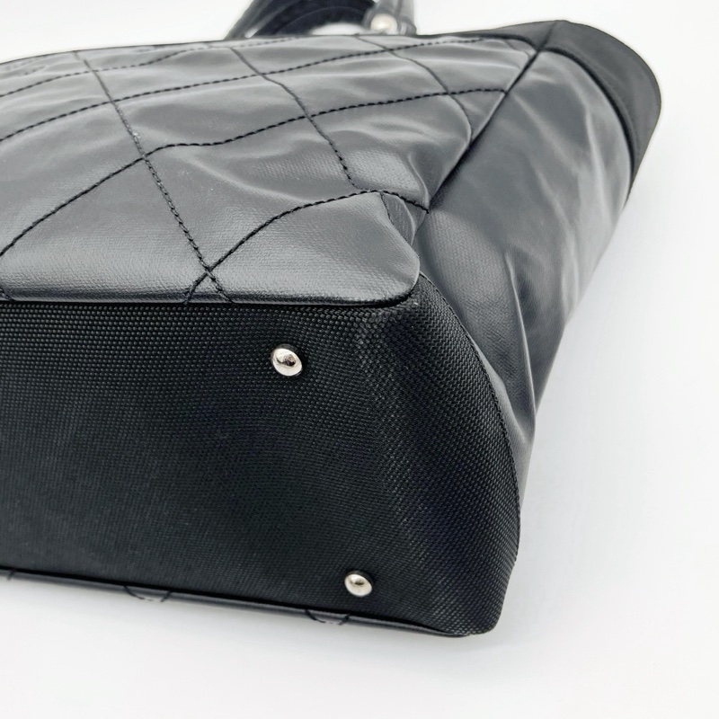 「JL精品代購」香奈兒黑銀菱格塗層牛皮拼帆布雙c吊墜托特包中號-12