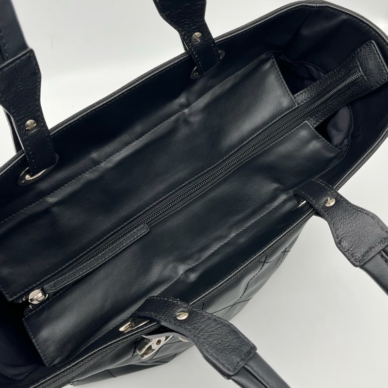 「JL精品代購」香奈兒黑銀菱格塗層牛皮拼帆布雙c吊墜托特包中號-13