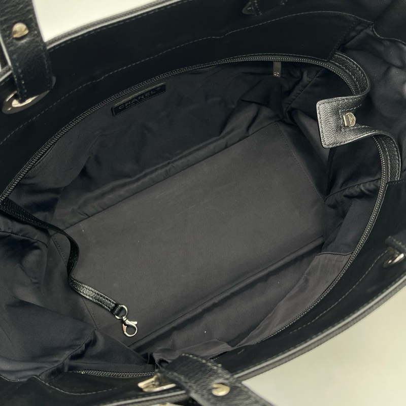 「JL精品代購」香奈兒黑銀菱格塗層牛皮拼帆布雙c吊墜托特包中號-14