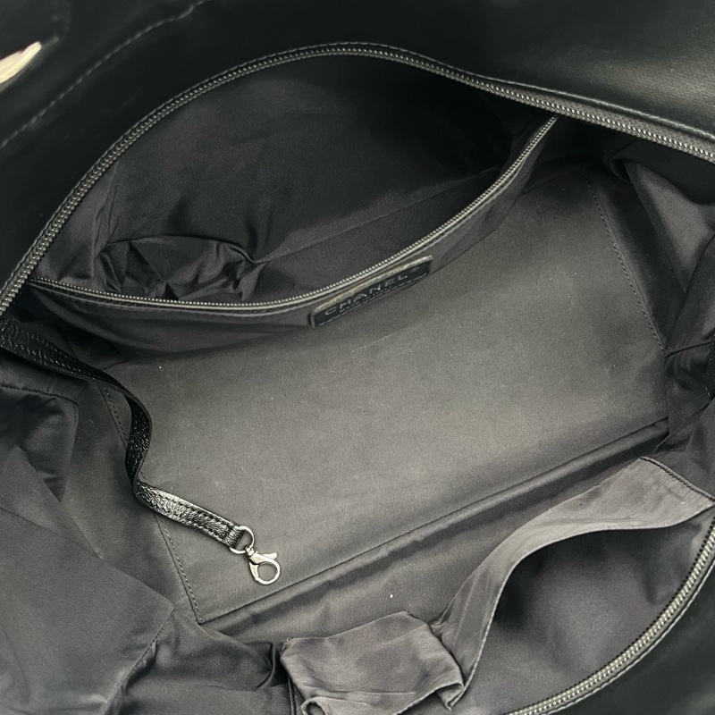 「JL精品代購」香奈兒黑銀菱格塗層牛皮拼帆布雙c吊墜托特包中號-15