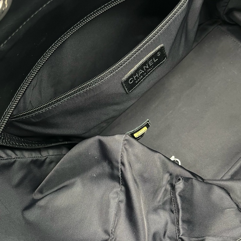 「JL精品代購」香奈兒黑銀菱格塗層牛皮拼帆布雙c吊墜托特包中號-16