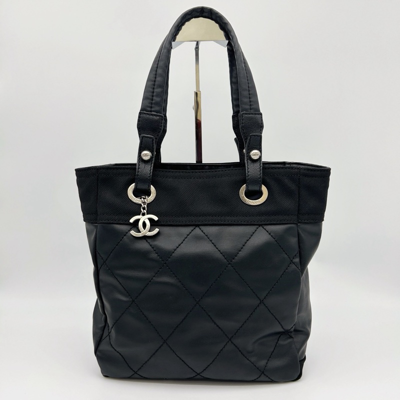 「JL精品代購」香奈兒黑銀菱格塗層牛皮拼帆布雙c吊墜托特包小號-0