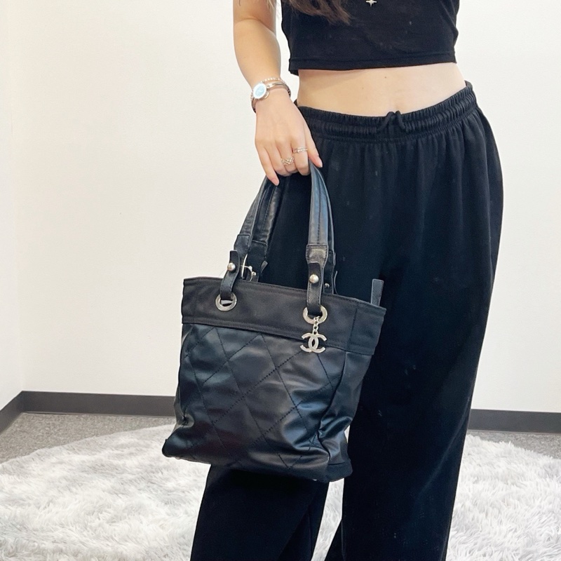 「JL精品代購」香奈兒黑銀菱格塗層牛皮拼帆布雙c吊墜托特包小號-2