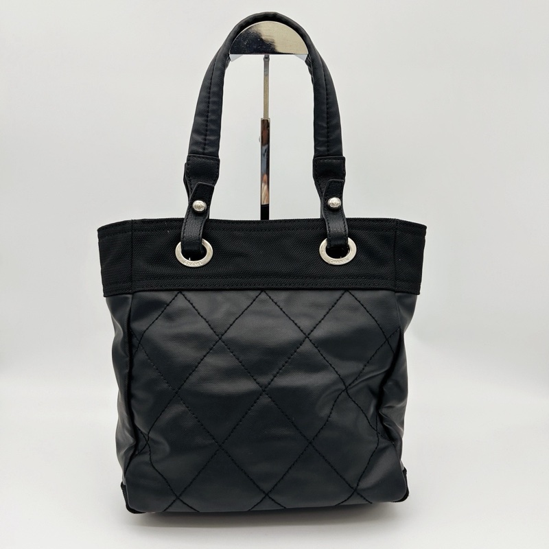 「JL精品代購」香奈兒黑銀菱格塗層牛皮拼帆布雙c吊墜托特包小號-3