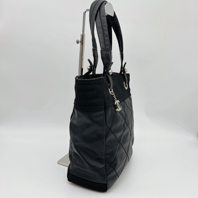 「JL精品代購」香奈兒黑銀菱格塗層牛皮拼帆布雙c吊墜托特包小號-4