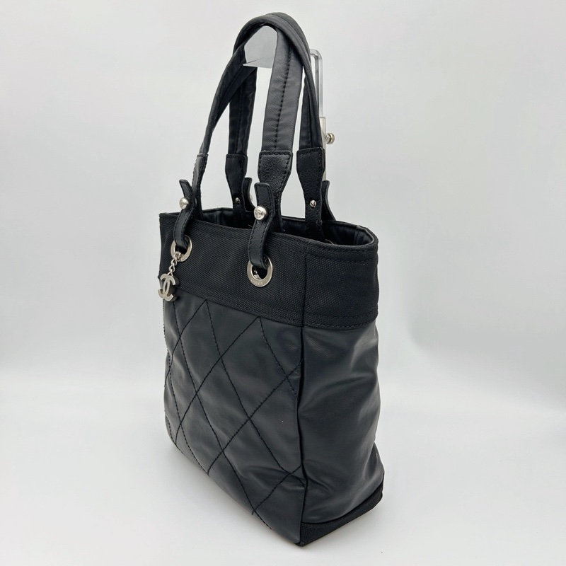 「JL精品代購」香奈兒黑銀菱格塗層牛皮拼帆布雙c吊墜托特包小號-5