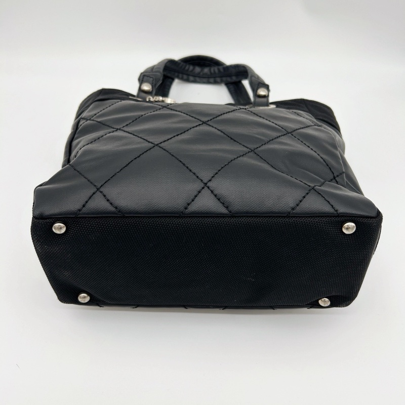 「JL精品代購」香奈兒黑銀菱格塗層牛皮拼帆布雙c吊墜托特包小號-6