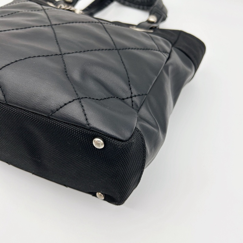 「JL精品代購」香奈兒黑銀菱格塗層牛皮拼帆布雙c吊墜托特包小號-8