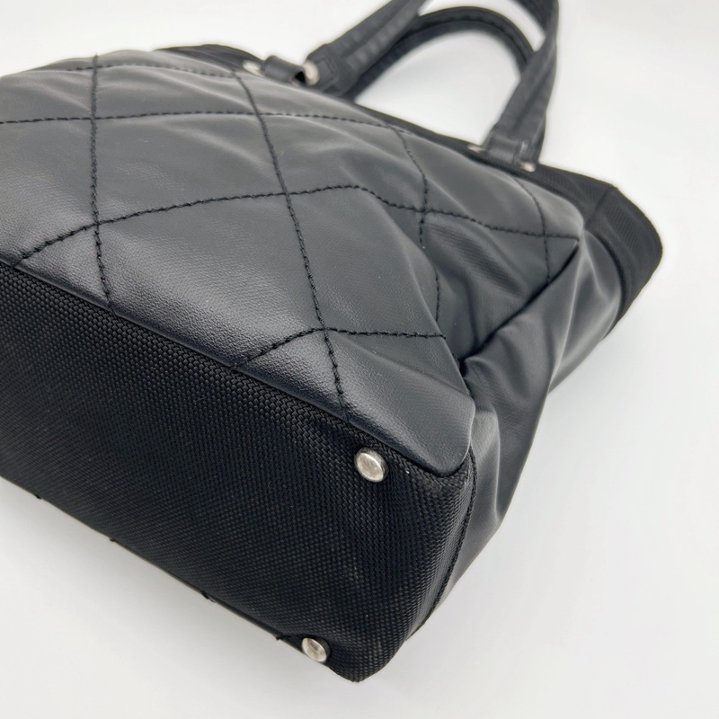 「JL精品代購」香奈兒黑銀菱格塗層牛皮拼帆布雙c吊墜托特包小號-10