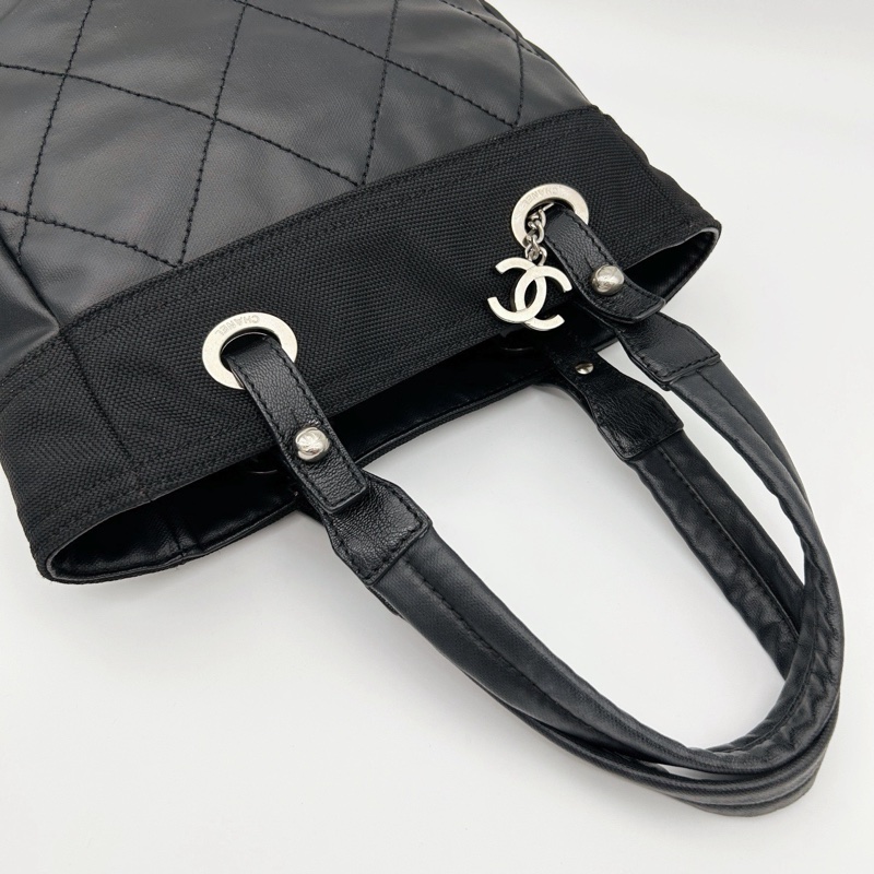 「JL精品代購」香奈兒黑銀菱格塗層牛皮拼帆布雙c吊墜托特包小號-11