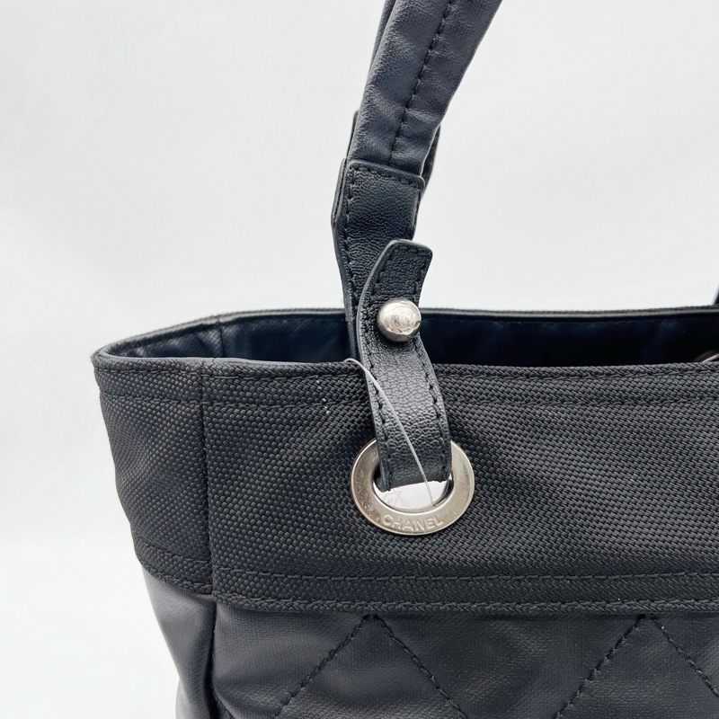 「JL精品代購」香奈兒黑銀菱格塗層牛皮拼帆布雙c吊墜托特包小號-12