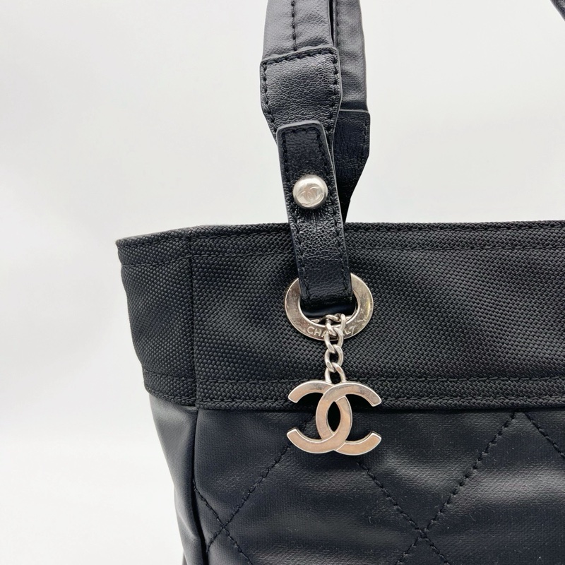 「JL精品代購」香奈兒黑銀菱格塗層牛皮拼帆布雙c吊墜托特包小號-13