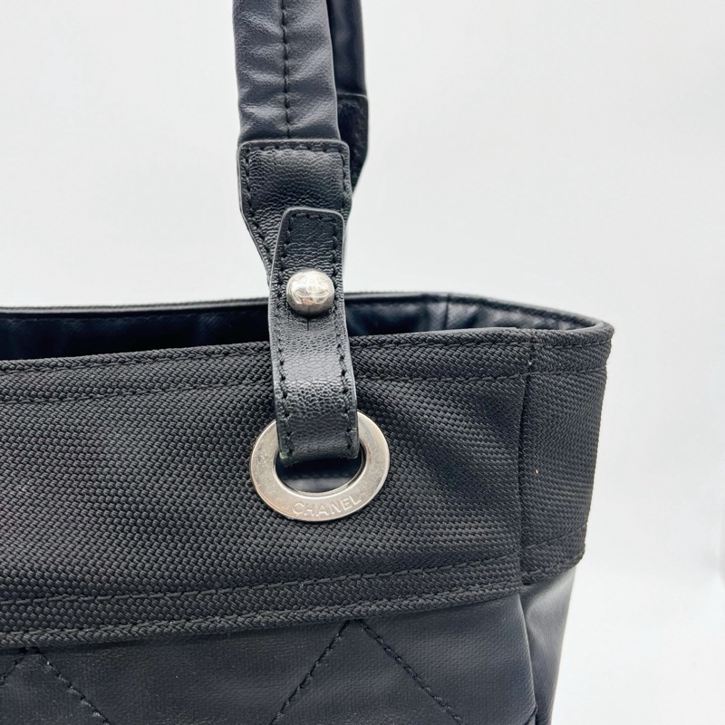「JL精品代購」香奈兒黑銀菱格塗層牛皮拼帆布雙c吊墜托特包小號-14