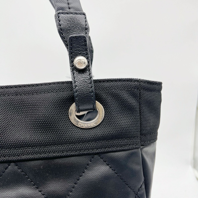 「JL精品代購」香奈兒黑銀菱格塗層牛皮拼帆布雙c吊墜托特包小號-15