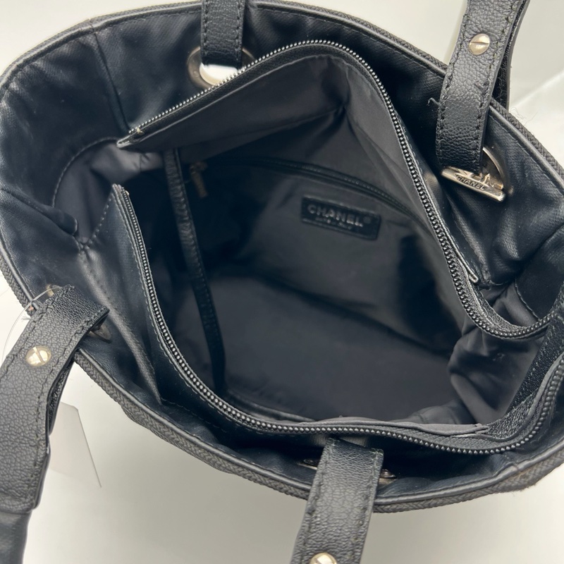 「JL精品代購」香奈兒黑銀菱格塗層牛皮拼帆布雙c吊墜托特包小號-17