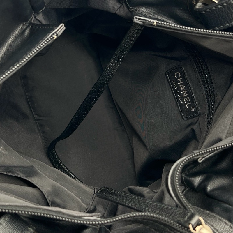 「JL精品代購」香奈兒黑銀菱格塗層牛皮拼帆布雙c吊墜托特包小號-18