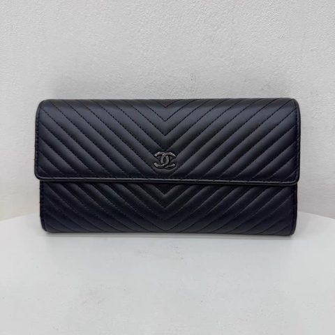 Chanel • 全黑山形紋羊皮翻蓋長夾 So Black