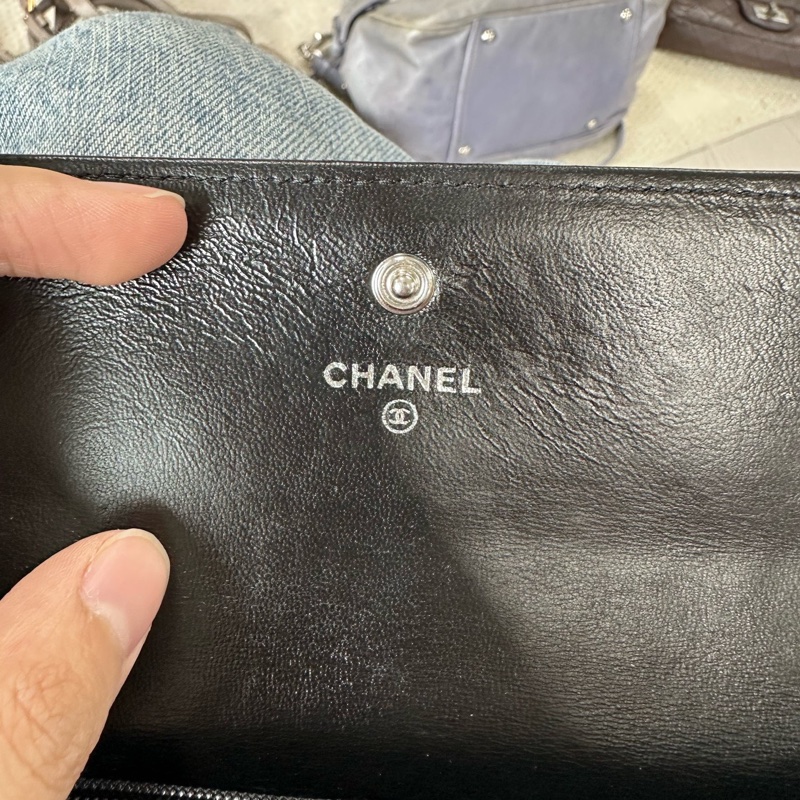 Chanel • 全黑山形紋羊皮翻蓋長夾 So Black-4