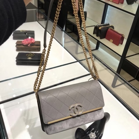 Chanel • 霧霾灰麂皮拼荔枝牛皮金釦鏈條包