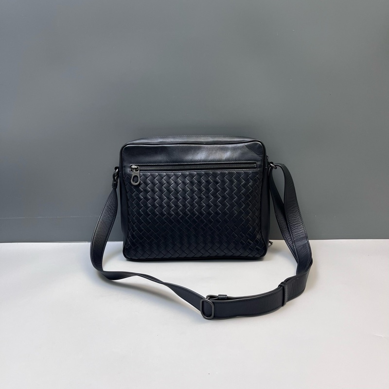 BV葆蝶家經典格紋編織男士黑色單肩可調節斜挎包郵差公文包-0