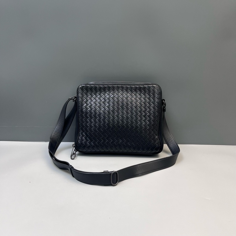 BV葆蝶家經典格紋編織男士黑色單肩可調節斜挎包郵差公文包-1