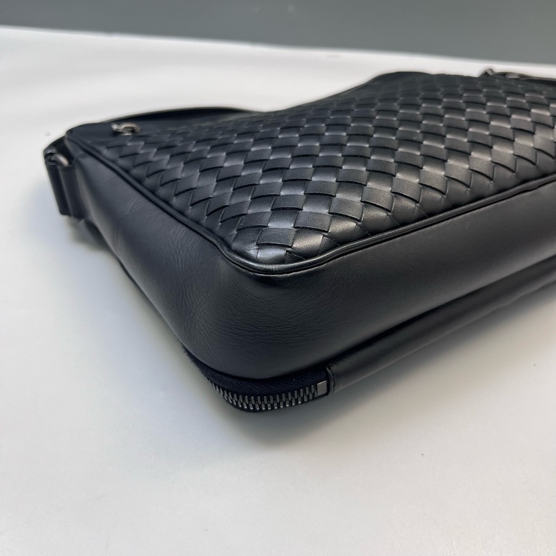 BV葆蝶家經典格紋編織男士黑色單肩可調節斜挎包郵差公文包-2