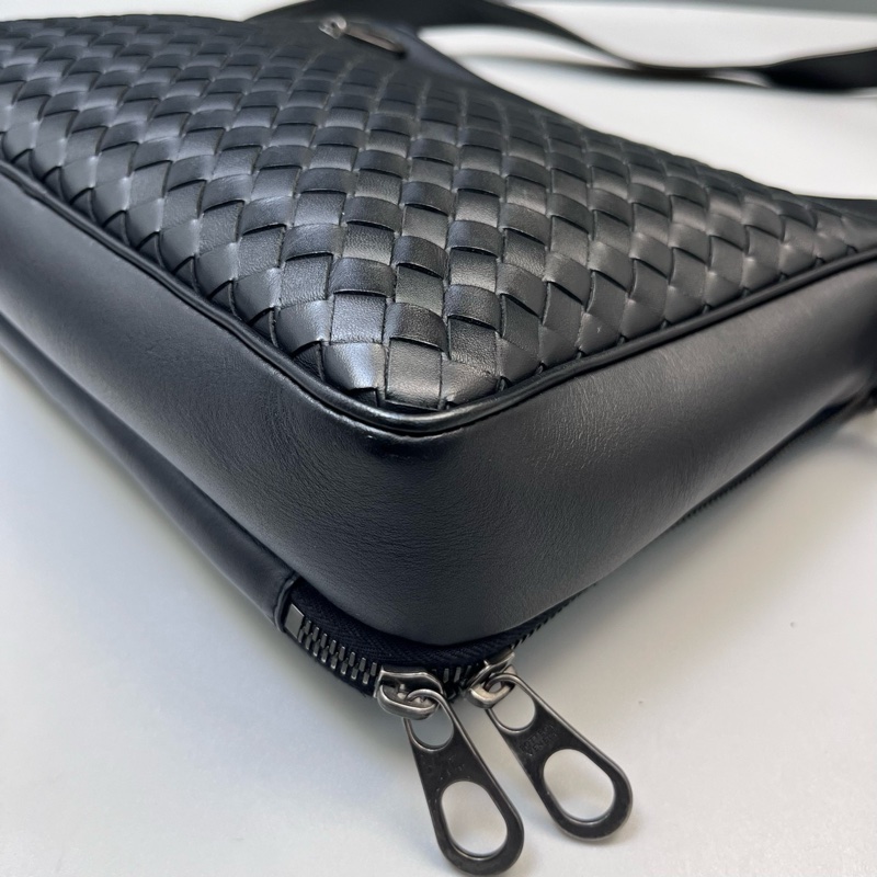 BV葆蝶家經典格紋編織男士黑色單肩可調節斜挎包郵差公文包-3