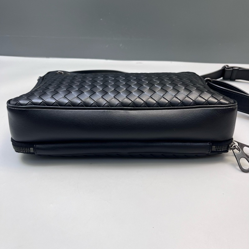 BV葆蝶家經典格紋編織男士黑色單肩可調節斜挎包郵差公文包-4