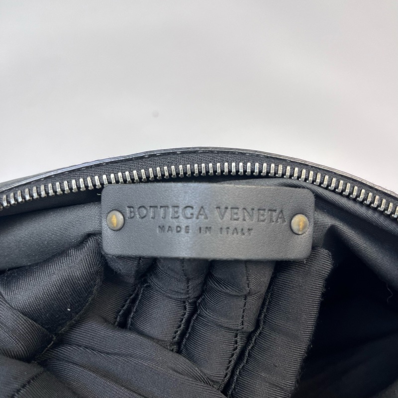 BV葆蝶家經典格紋編織男士黑色單肩可調節斜挎包郵差公文包-6