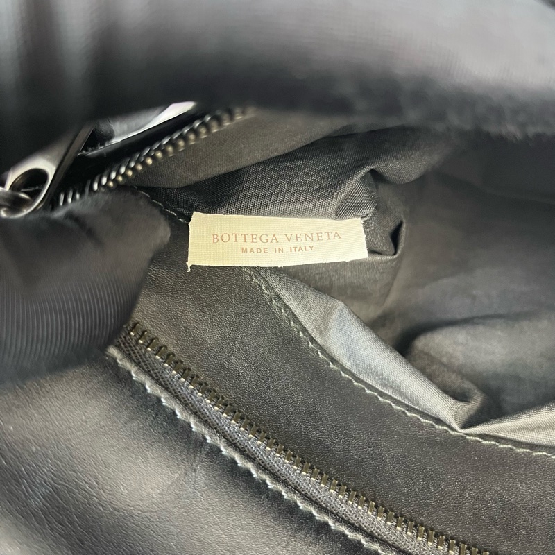 BV葆蝶家經典格紋編織男士黑色單肩可調節斜挎包郵差公文包-7