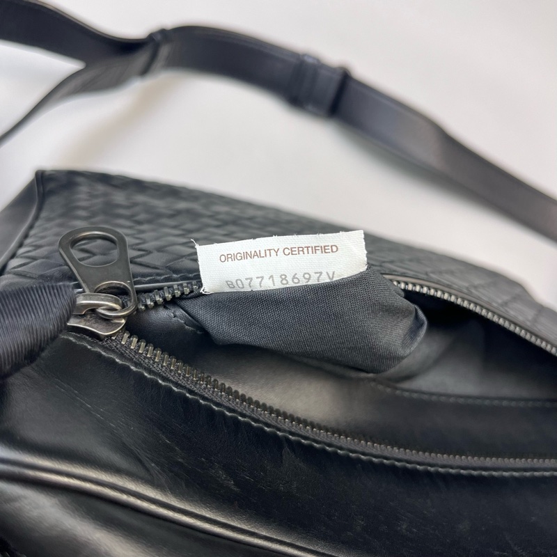 BV葆蝶家經典格紋編織男士黑色單肩可調節斜挎包郵差公文包-8