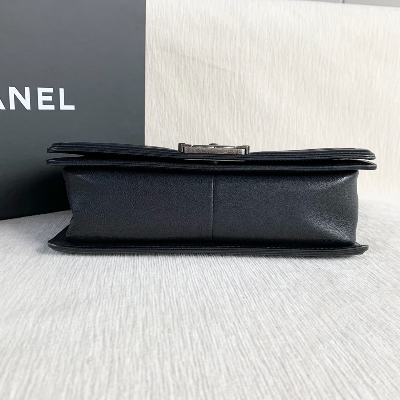 Chanel • 經典黑銀琺瑯釦牛皮Le Boy 25中號 大全配有購證-6