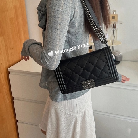 Chanel • 經典黑銀外縫線牛皮 Le Boy 25 中號口蓋包