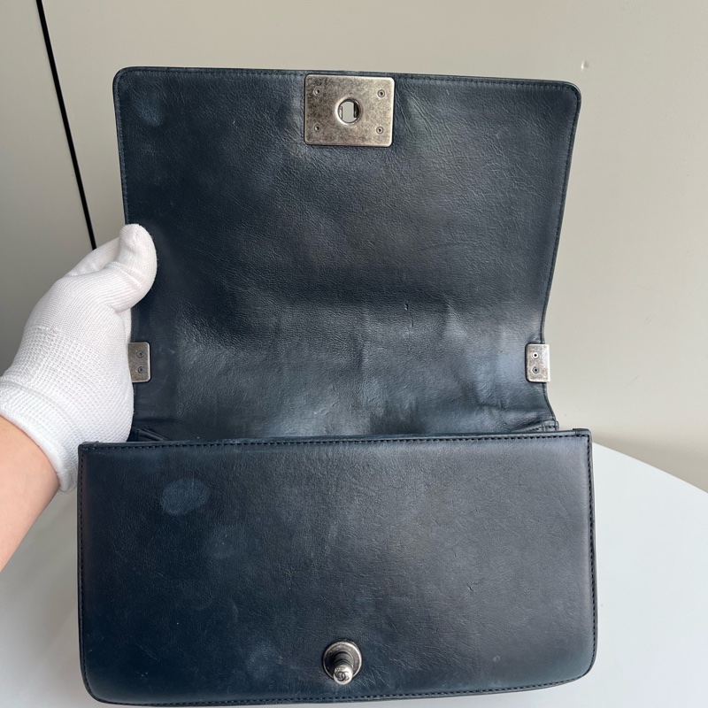 Chanel • 經典黑銀外縫線牛皮 Le Boy 25 中號-8