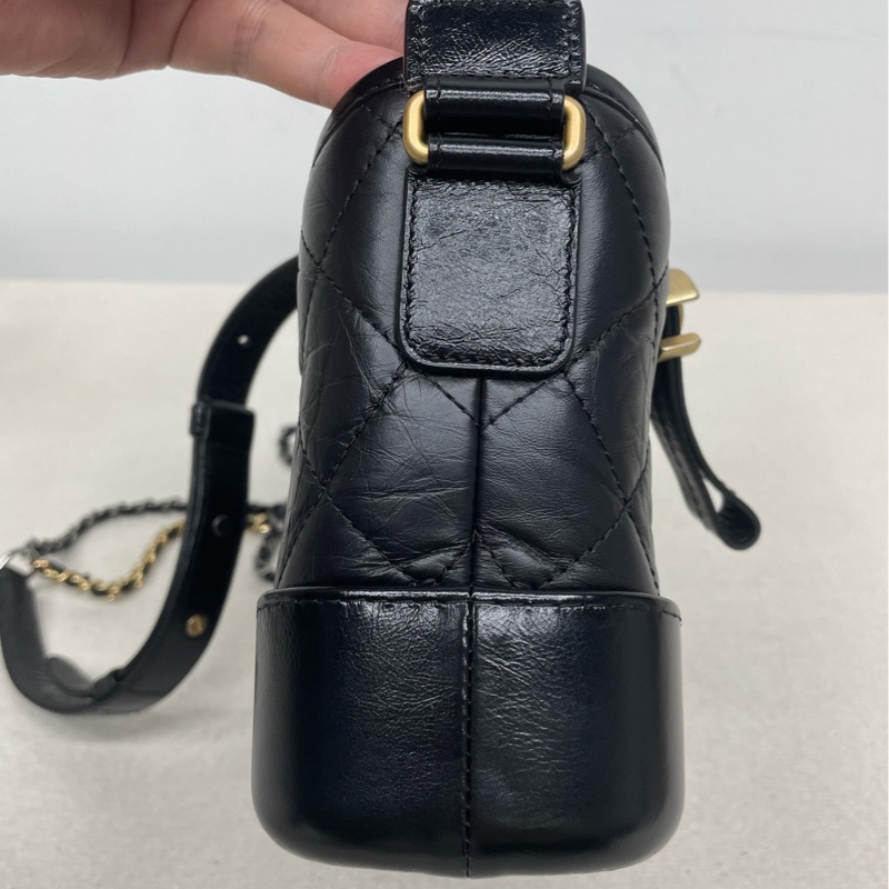 Chanel • Gabrielle 經典黑金牛皮流浪包 小號 有卡-8