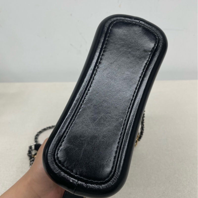 Chanel • Gabrielle 經典黑金牛皮流浪包 小號 有卡-9
