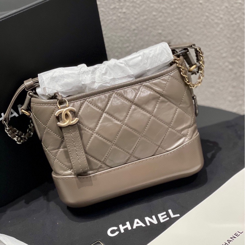 Chanel • Gabrielle 經典大象灰金釦流浪包 全配有卡-0